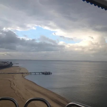 Entierement Renove Avec Vue Sur Le Bassin Et St Yves Parking Prive Apartamento